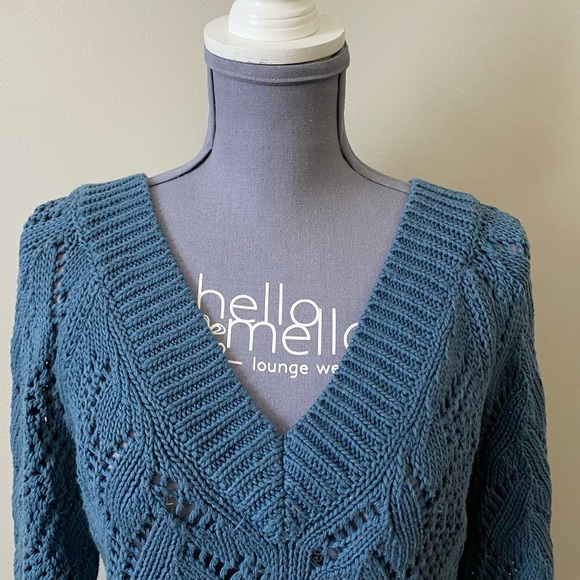 Club Monaco Dusty Blue knit crochet style 3/4 sleeve v-neck Sweater - Picture 2 of 7